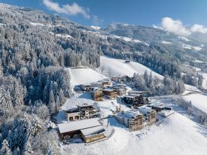 奇勒谷地哈特RANAPART - Panoramawohnung Sonnenseite Zillertal的雪地中度假村的空中景观