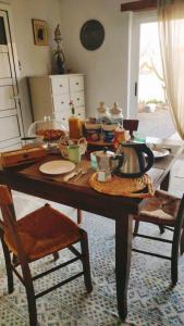 瓜蒂萨Casa Ines的厨房配有带茶壶的桌子。
