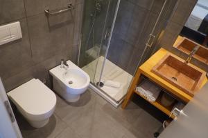 格罗塞托Bio Agriturismo Corte degli Ulivi的浴室配有卫生间、淋浴和盥洗盆。