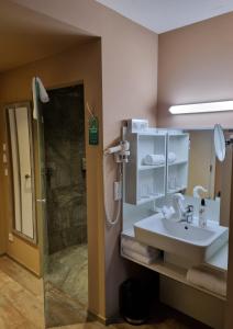 蒂罗尔州圣约翰Cubo Sport & Art Hotel的一间带水槽和淋浴的浴室