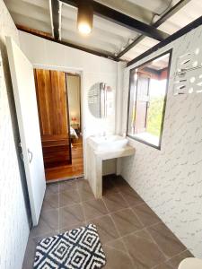 南府บ้านมาดามกรีน Baan Madamn Green Nan的一间带水槽和镜子的浴室