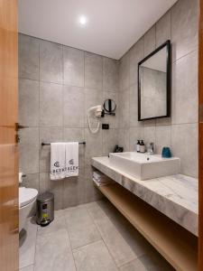 赫尔格达Creek Hotel and Residences El Gouna的一间带水槽和卫生间的浴室