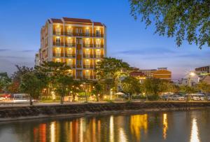 会安Royal Riverside Hoi An Hotel & Spa的河边的一座高楼