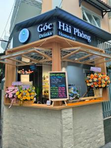 胡志明市Góc Hải Phòng Homestay Q4的带有标志的发药店前的商店