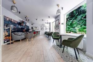 布拉格Revelton Studios Prague的客厅配有绿色椅子和沙发