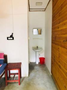亭可马里Walkers hostel的一间带水槽、桌子和卫生间的浴室