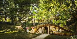 波雷奇Camping Lanterna Premium Resort - Vacansoleil Maeva的院子里的一个小房子,带雨伞
