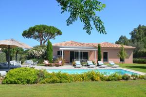 卡尔维Domaine Villas Mandarine Private Pools & Spa的一座带游泳池和房子的别墅