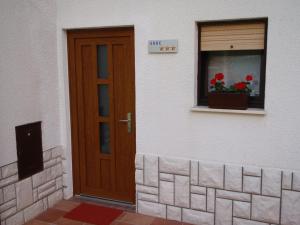 博维茨Sobe Vera的一座带窗户和花盆的建筑的门