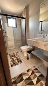 戈亚尼亚Apartamento 2 quartos, St Bueno Parque Vaca Brava的一间带卫生间和水槽的浴室