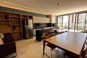 戈亚尼亚Apartamento 2 quartos, St Bueno Parque Vaca Brava的一间带桌子的厨房和一间带冰箱的厨房