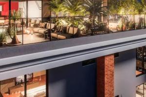 戈亚尼亚Apartamento 2 quartos, St Bueno Parque Vaca Brava的享有酒店植物阳台的景色