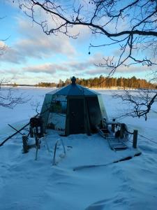 萨翁林纳Aurora Hut Savonlinna的雪地里的帐篷