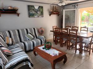 圣保罗La Villa Hibon的客厅配有沙发和桌子