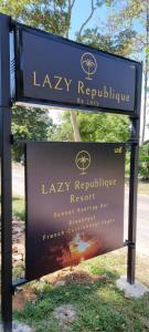 象岛雷兹共和酒店的公园标志,带有光复击标志