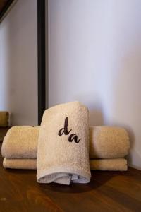 达赫拉Dakhla Attitude的木桌上方的毛巾