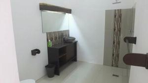 吉利特拉旺安WHITE SANDS RESORT的一间带水槽和镜子的浴室