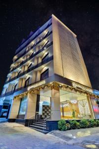苏拉特Hotel Elements Surat的酒店大楼前面设有楼梯