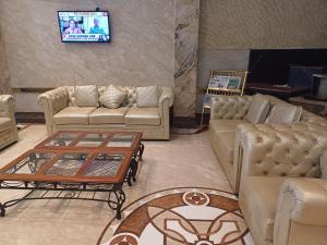 钦奈Hotel Benzz Park Chennai的带沙发和桌子的客厅