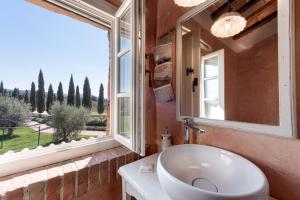 比博纳Locanda dell'Aioncino的一间带水槽和大窗户的浴室