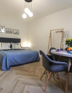 桑多梅日Apartament Żeromskiego 1的卧室配有1张床、1张桌子和1把椅子