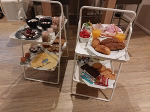 StiensBed & Breakfast Stiens (nabij Leeuwarden)的冰箱里放着两架食物和饮料