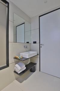 苏拉特Hotel Elements Surat的一间带水槽和镜子的浴室
