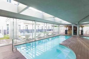 里斯本贝萨酒店－力比达德的玻璃墙房子内的游泳池