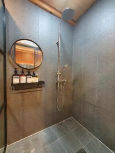 水原市Haenggung stay Dalno - Suwon private house hanok的带淋浴和镜子的浴室