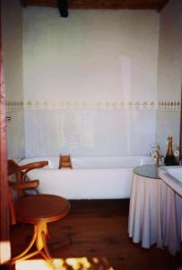 哈克维尔普罗蒂亚薛兰酒店的带浴缸、桌子和凳子的浴室