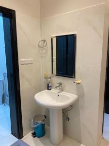 欧拉مشار العلا للشقق الفندقيه 1的浴室设有白色水槽和镜子