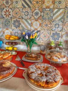 圣玛丽亚德尔法加洛Ciriga Sicily Glamping Resort的一张桌子上放着馅饼和其他食物
