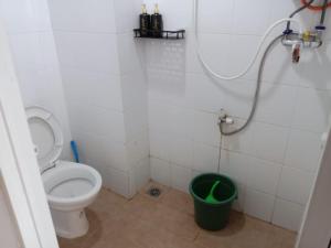 ParungdengdekSansan Room - Apartemen Gunung Putri Square的一间带卫生间和绿色桶的浴室