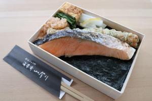 东京Agora Tokyo Ginza的盘子,包括肉和筷子的寿司