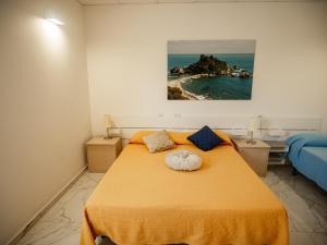 卡塔尼亚ROOMS alCentro的一间卧室配有一张壁画床