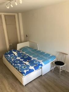 赫尔辛基Modern city studio with own patio的一间卧室配有一张带蓝色棉被的床