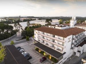 法蒂玛法蒂玛酒店的享有带停车场的大楼的顶部景色