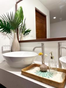 曼谷Bunya House near BTS Asok, Terminal21 private&cozy的一间带碗水槽和镜子的浴室