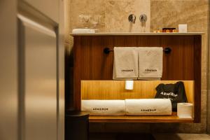希贝尼克Armerun Heritage Hotel & Residences的一间在客房内架子上带毛巾的浴室