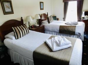 Bouth鲁斯兰泳池酒店的酒店客房,配有两张带毛巾的床