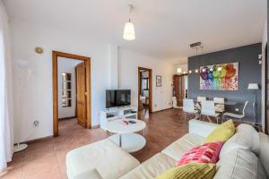 普拉亚布兰卡VILLAS LANZAROTE LOS ALTOS by NEW LANZASUITES Villa SERENA的客厅配有沙发和桌子