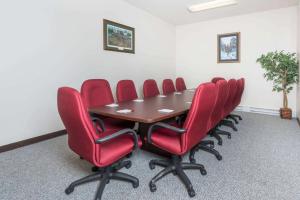 斯特拉斯堡Ramada by Wyndham Strasburg - Shenandoah Valley的一间会议室,配有桌子和红色椅子