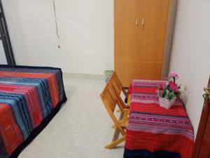 河江Ha Giang Yolo House and Loop Tours的一间设有两张桌子和一张鲜花椅子的房间