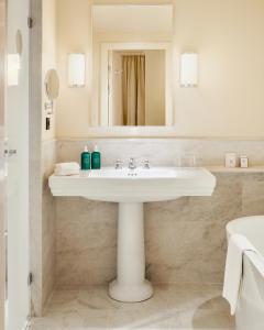 斯德哥尔摩Villa Dahlia的浴室设有白色水槽和镜子