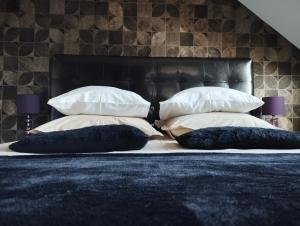滑铁卢Sweetnest by home的一间卧室配有带枕头的黑色床