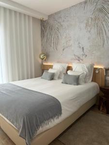 米尔芳提斯城Charm-In Center的卧室配有一张带白色床单和枕头的大床。