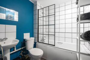 KentStudio Apartment in Central Maidstone的浴室配有白色卫生间和盥洗盆。