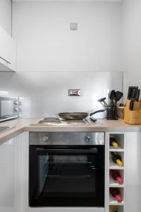 KentStudio Apartment in Central Maidstone的厨房配有炉灶烤箱