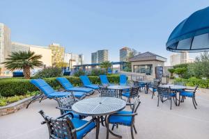 拉斯维加斯Hilton Vacation Club Polo Towers Las Vegas的一排带蓝色椅子的桌椅