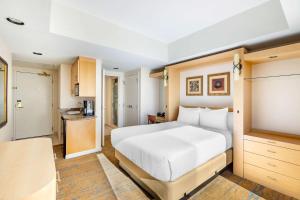 拉斯维加斯Hilton Vacation Club Polo Towers Las Vegas的一间带白色床的卧室和一间厨房